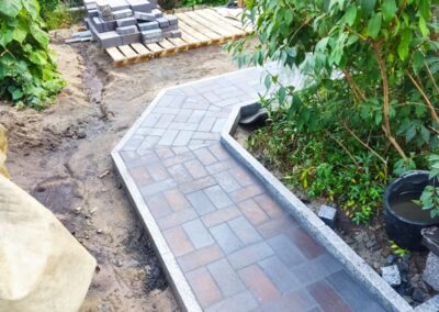 Pflasterarbeiten für Gartenweg – Außenanlagen gestalten in Potsdam von Vasile Isac
