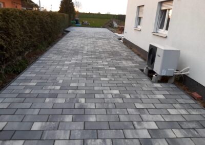 Gepflasterte Einfahrt Potsdam mit hellem Betonstein – solider Unterbau auf Brandenburger Sandboden