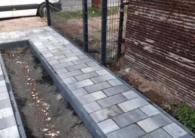 Einfahrt pflastern Potsdam – anthrazitfarbenes Pflaster mit Entwässerung und Randeinfassung