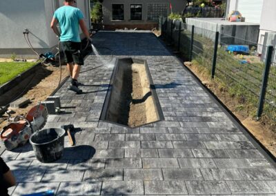 Gepflasterte Einfahrt in Potsdam mit grauem Betonstein und fachgerechtem Unterbau von Vasile Isac