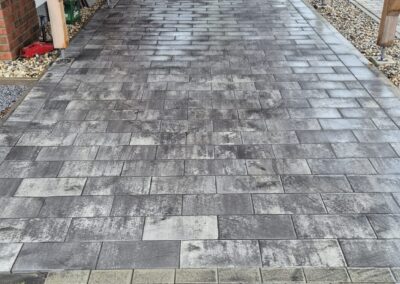 "Einfahrt pflastern Potsdam – graues Granit-Pflaster mit Verlegemuster und fachgerechtem Unterbau