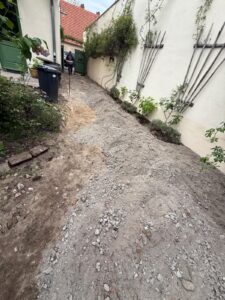 Innenhof Potsdam-Babelsberg vorher: unbefestigter Schotterweg