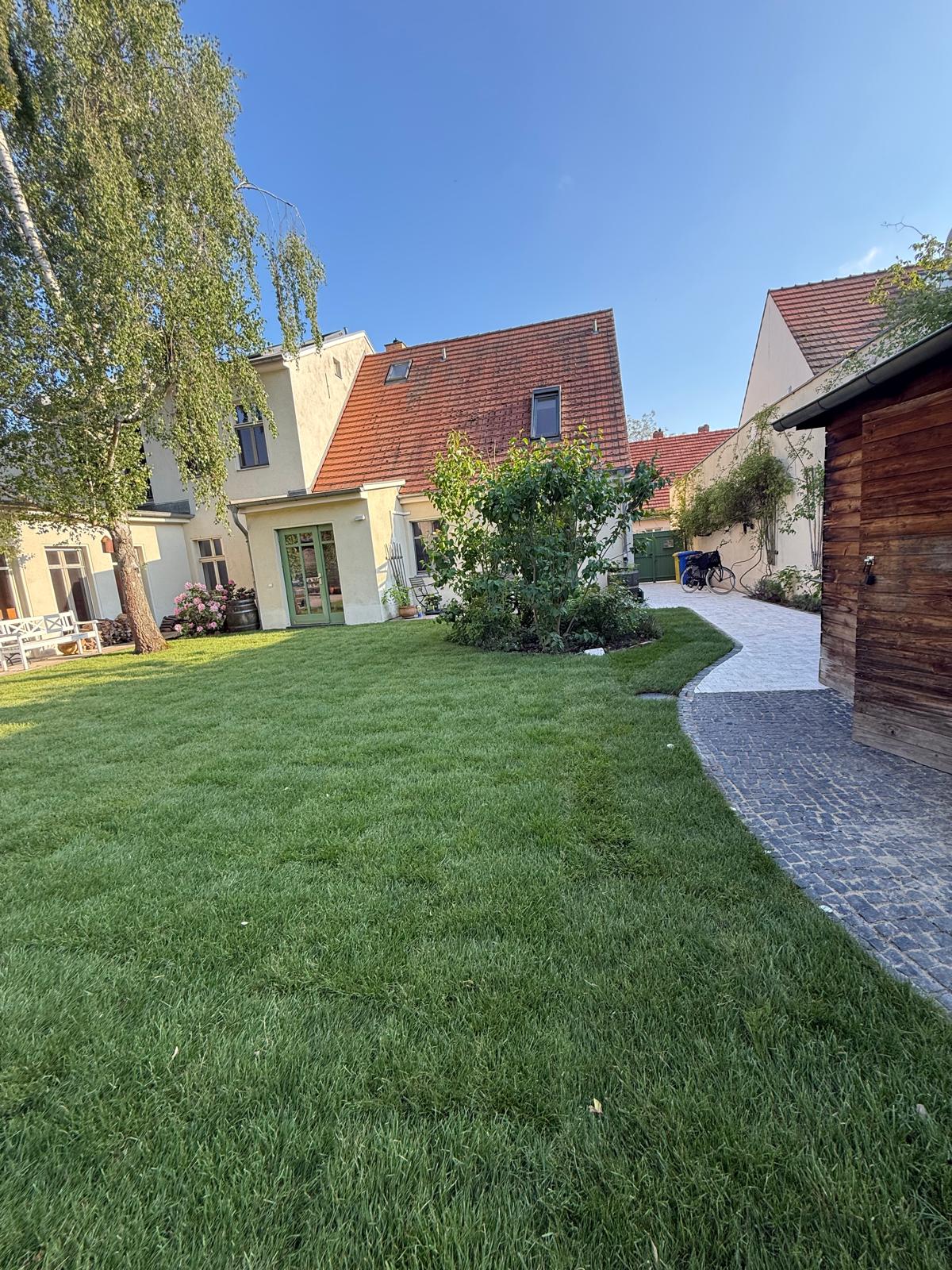 Fertiger Innenhof mit neuem Rollrasen und Pflasterweg, Gesamtansicht, Potsdam-Babelsberg
