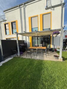 Terrasse Werder Havel vorher: alte Betonplatten mit Sonnensegel