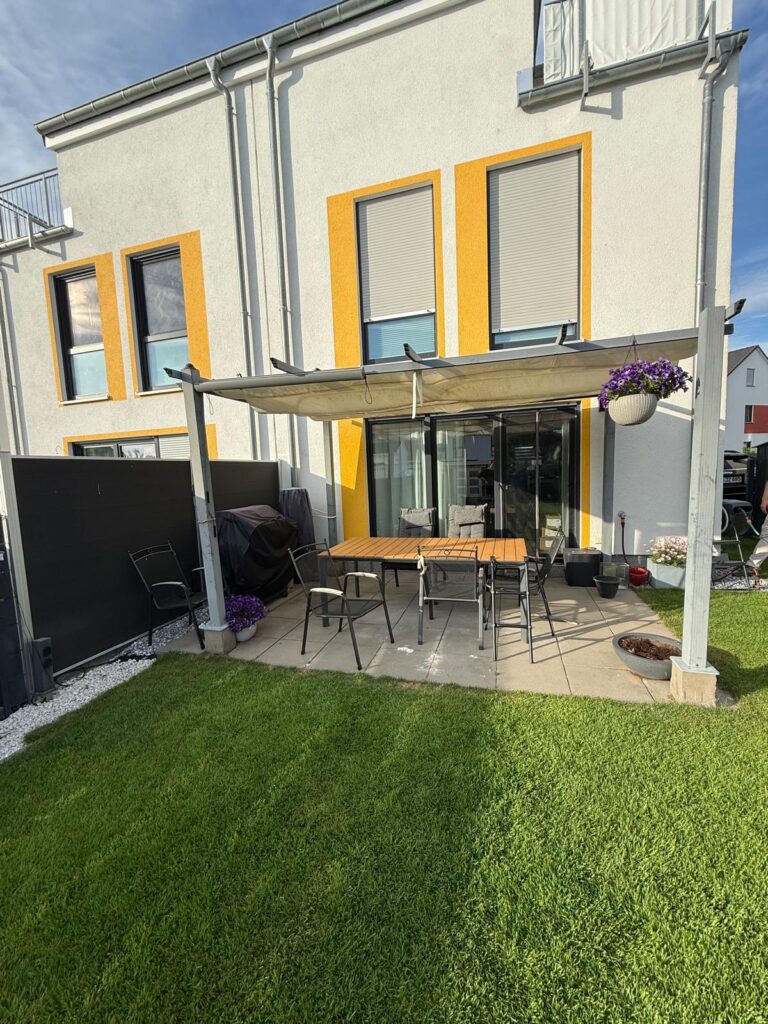 Alte Betonplatten-Terrasse mit Sonnensegel vor der Sanierung, Werder Havel