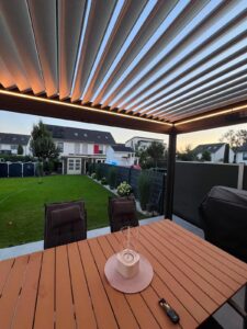 Terrasse Werder Havel nachher: Feinsteinzeug mit beleuchtetem Lamellendach