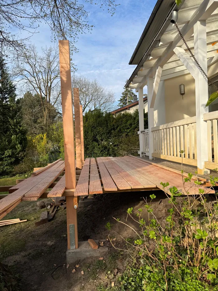 Terrasse mit Geländer, Schaukel und Blick in den Garten, Werder (Havel)