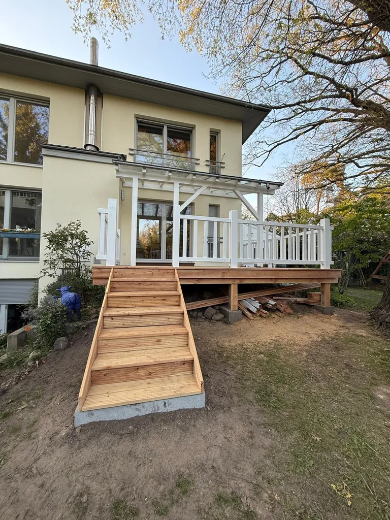 Fertig gebaute Terrasse mit Geländer und Treppe, Dielen noch unbehandelt, Werder (Havel)
