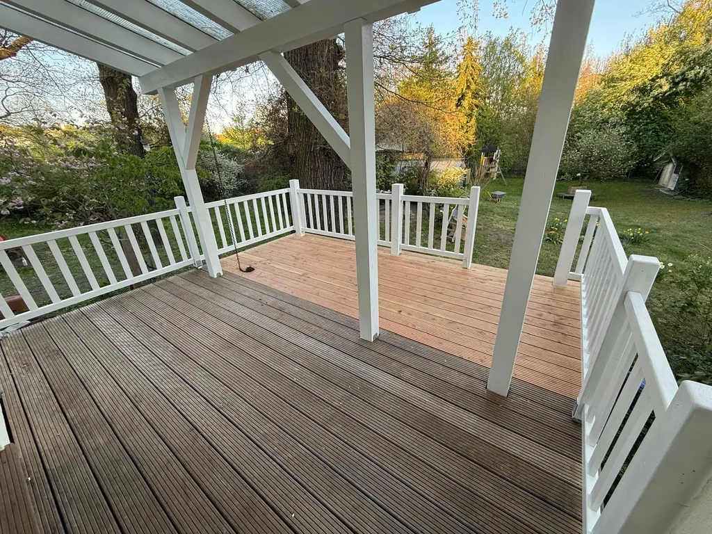 Ölung der Terrassendielen, deutlicher Farbunterschied zwischen behandelt und unbehandelt, Werder (Havel)