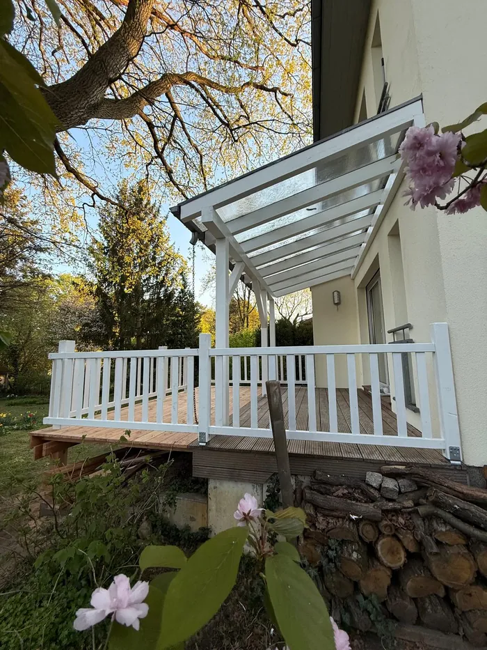 Pergola mit lichtdurchlässiger Überdachung über der neuen Terrasse, Werder (Havel)