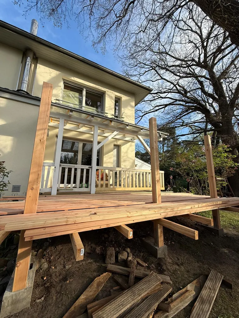 Betonpunktfundamente und Holzständer für die neue Terrasse am Hang, Werder (Havel)