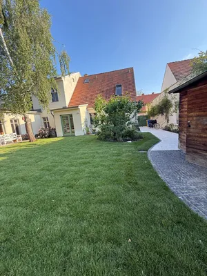 Fertiger Innenhof mit neuem Rollrasen und Pflasterweg, Gesamtansicht, Potsdam-Babelsberg