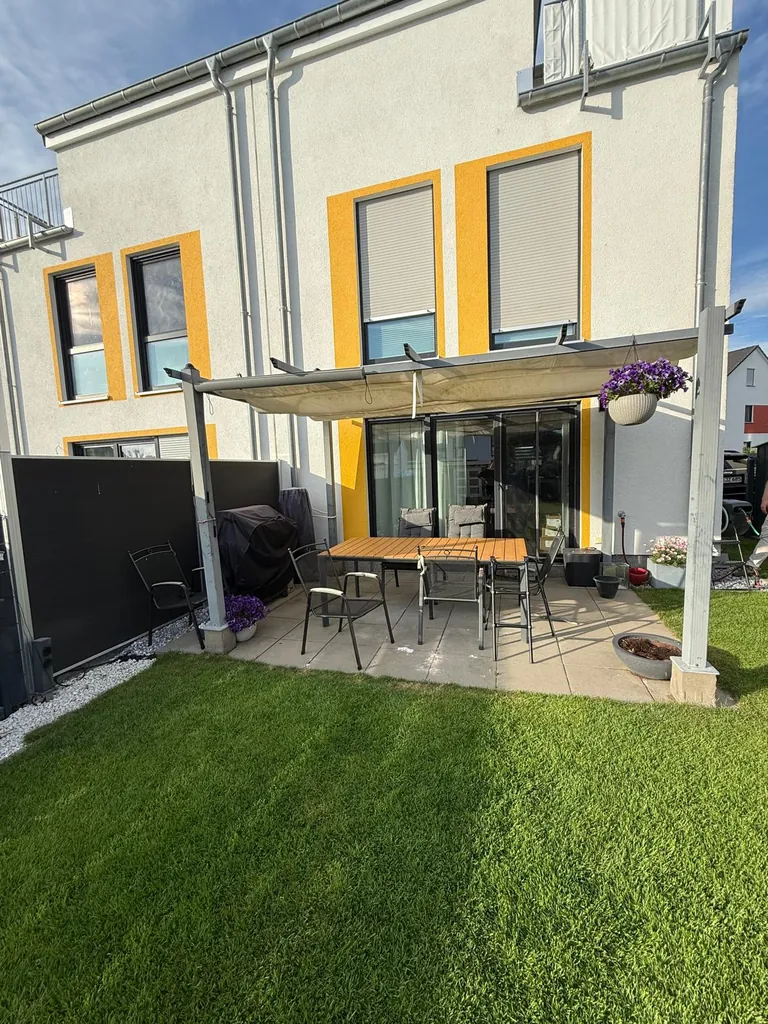Alte Betonplatten-Terrasse mit Sonnensegel vor der Sanierung, Werder Havel