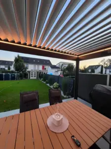 Terrasse Werder Havel nachher: Feinsteinzeug mit beleuchtetem Lamellendach