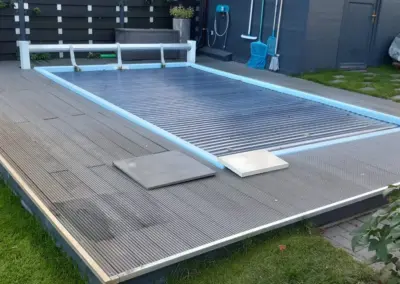 Pool mit umlaufendem Deck aus WPC-Dielen im Garten
