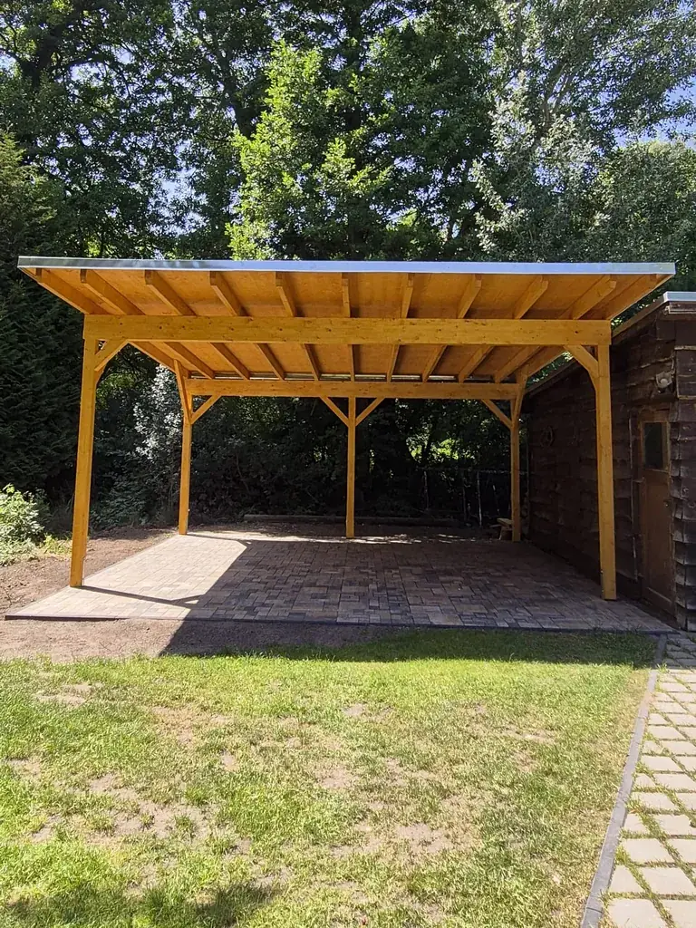 Fertiger Holzcarport mit Pultdach und gepflasterter Stellfläche im Garten, Berlin-Spandau