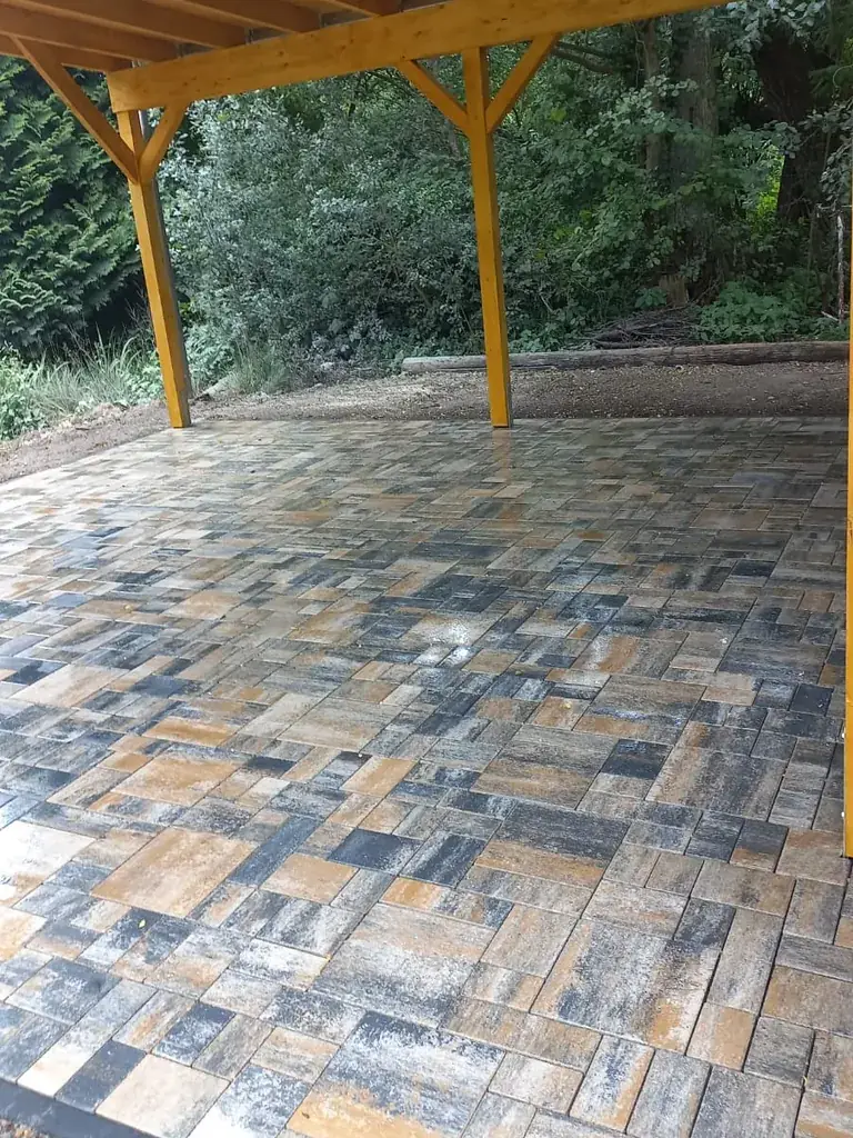 Betonsteinpflaster im Mehrformat unter dem Carport, Farbmix Grau, Anthrazit und Ocker