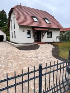Einfahrt Teltow nachher: Pflaster im Farbmix Rot-Braun-Beige