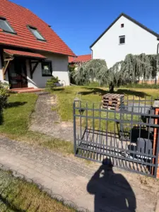 Einfahrt Teltow vorher: Rasen und schmaler Weg