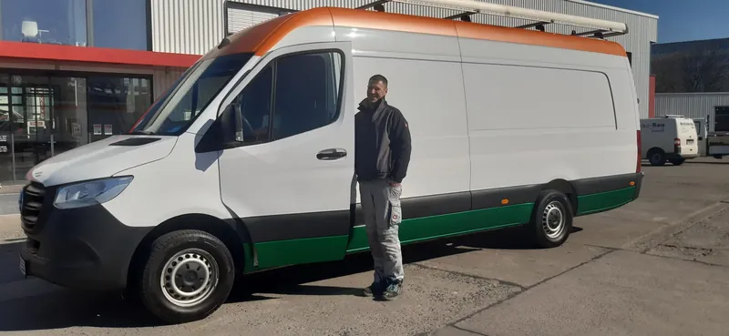 Mitarbeiter von Isac Gartenbau vor dem Firmentransporter