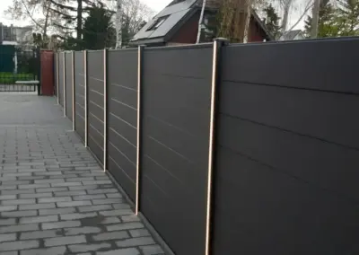 Sichtschutzzaun in Anthrazit entlang einer gepflasterten Zufahrt