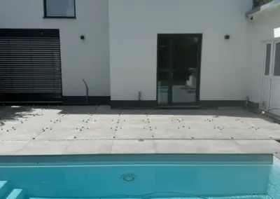 Ecktreppe im Pool mit Feinsteinzeugrand