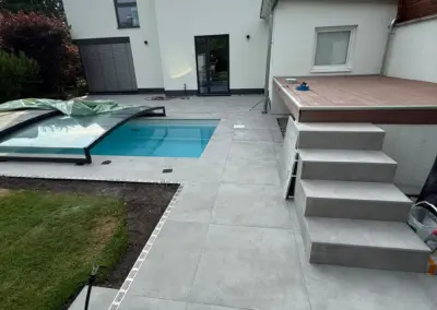 Pool mit Rollabdeckung, Feinsteinzeug-Umrandung und Außentreppe