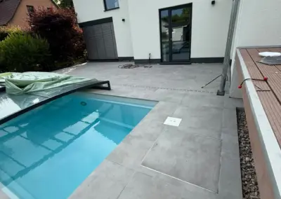 Pool mit Ecktreppe direkt an der Terrasse