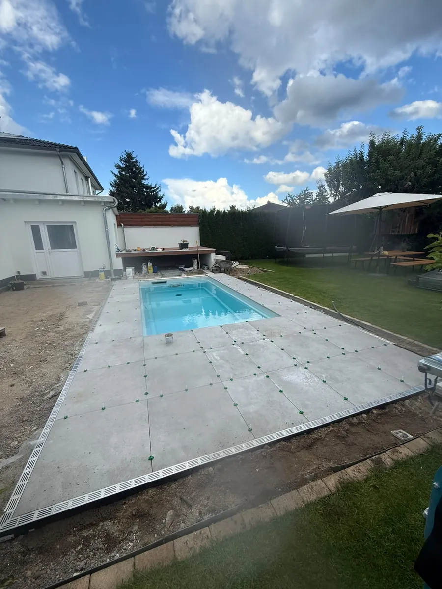 Fertiger Pool mit Plattenumrandung im Garten